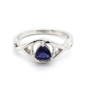 Серебряное кольцо 925 пробы 2,88 гр. с танзанийским иолитом 0,36 карат