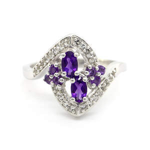 Серебряное кольцо 925 пробы 3,51 гр. с африканским аметистом и белыми топазами из США 0,95 карат