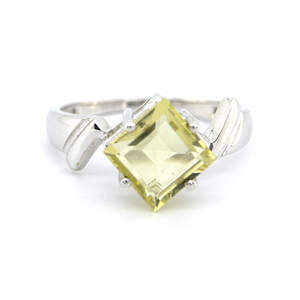 Серебряное кольцо 925 пробы 3,04 г с лимонным топазом 2,43 карат