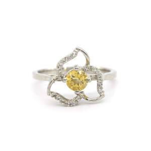 Серебряное кольцо 925 пробы 2,27 гр. с цитрином из США и топазами из США 0,59 карат