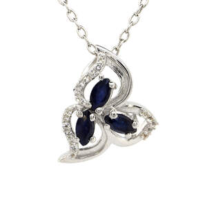 Серебряная подвеска 925 пробы 2,6 гр. с голубым шри-ланкийским сапфиром АААА и белыми топазами с США 1,64 карат Серебряная подвеска 925 пробы 2,6 гр. с голубым шри-ланкийским сапфиром АААА и белыми топазами с США 1,64 карат