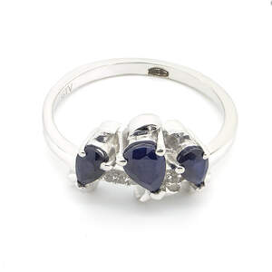Срібна каблучка 925 проби 2,85 г з блакитним шрі-ланкійським сапфіром АААА та білими топазами з США 1,03 карат
