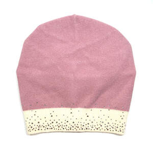 Женская шапка стиля Casual в цветовой комбинации: фрезовый и айвори с кристаллами Женская шапка стиля Casual в цветовой комбинации: фрезовый и айвори с кристаллами