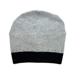 Женская шапка стиля Casual в цветовой комбинации: серого и черного с кристаллами