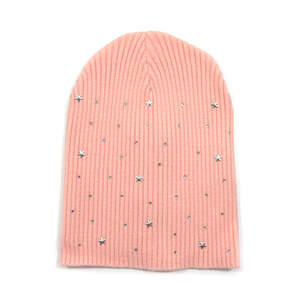 Женская шапка персикового цвета с серебряным декором Женская шапка персикового цвета с серебряным декором