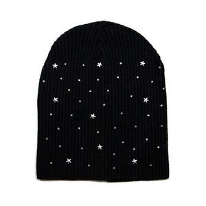 Женская шапка черного цвета с серебряным декором