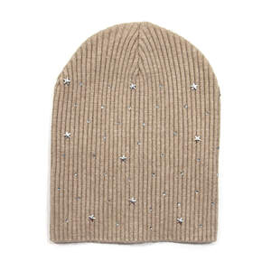 Жіноча шапка кольору капучіно зі срібним декором