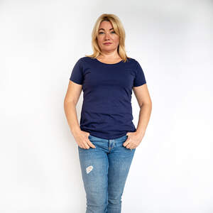 Футболка жіноча темно-синього кольору Футболка жіноча темно-синього кольору