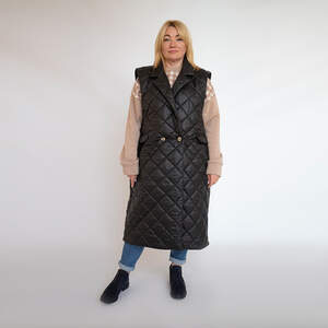 Жилет на синтепоні чорного кольору Жилет на синтепоні чорного кольору