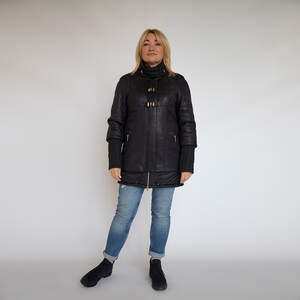Жіноча куртка Lady чорного кольору з золотою фурнітурою