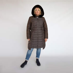 Жіноча куртка midi кольору шоколад з хутряним капюшоном