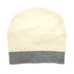 Жіноча шапка стилю Casual у кольоровій комбінації: айворі та сірого з кристалами