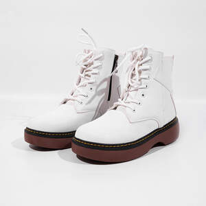 Жіночі чоботи з еко-шкіри білого кольору