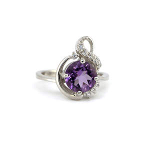 Серебряное кольцо 925 пробы 3,91 г с бразильским аметистом и цирконами 2,16 карат Серебряное кольцо 925 пробы 3,91 г с бразильским аметистом и цирконами 2,16 карат