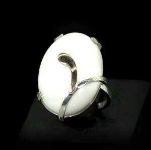 Срібна каблучка 925 проби з золотом 375 проби 7,95 г білим Агатом 11,55 карат Срібна каблучка 925 проби з золотом 375 проби 7,95 г білим Агатом 11,55 карат