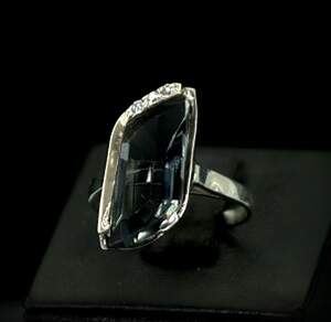 Срібна каблучка 925 проби з золотом 375 проби 3,71 г з Лінде Олександритом та цирконами 5,55 карат Срібна каблучка 925 проби з золотом 375 проби 3,71 г з Лінде Олександритом та цирконами 5,55 карат