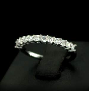 Срібна каблучка 925 проби 1,45 г з Муассанітами 0,7 карат Срібна каблучка 925 проби 1,45 г з Муассанітами 0,7 карат