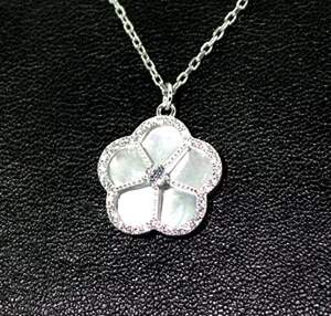 Срібне кольє 925 проби 2,53 г з Перламутром та фіанітами 2,11 карат Срібне кольє 925 проби 2,53 г з Перламутром та фіанітами 2,11 карат