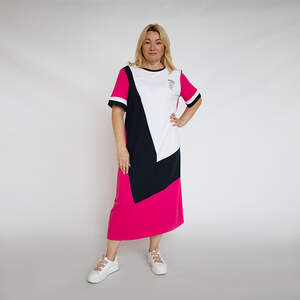 Сукня кольору фуксії з синьо-білими вставками