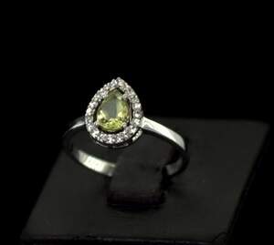 Серебряное кольцо 925 пробы 2,22 г с египетским Перидотом и фианитами 0,95 карат Серебряное кольцо 925 пробы 2,22 г с египетским Перидотом и фианитами 0,95 карат