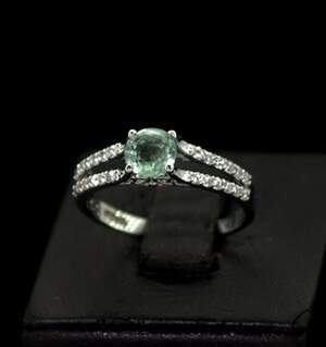 Серебряное кольцо 925 пробы 1,96 г с бразильским Смарагдом класса АААА и фианитами 1,22 карат Серебряное кольцо 925 пробы 1,96 г с бразильским Смарагдом класса АААА и фианитами 1,22 карат