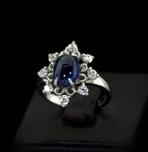 Серебряное кольцо 925 пробы 3,96 г со шри-ланкийским Сапфіром класса АААА и фианитами 3,7 карат Серебряное кольцо 925 пробы 3,96 г со шри-ланкийским Сапфіром класса АААА и фианитами 3,7 карат