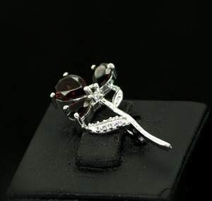 Срібна брошка 925 проби 2,96 г з мозамбікськими Гранатами та цирконами 2,07 карат