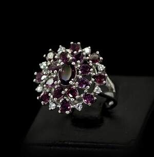 Срібна каблучка 925 проби 5,61 г з кенійськими Родолітами та фіанітами 4,25 карат Срібна каблучка 925 проби 5,61 г з кенійськими Родолітами та фіанітами 4,25 карат