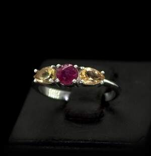 Срібна каблучка 925 проби 2,38 г з рожевим кенійським Рубіном класу АААА та цитринами 1,4 карат Срібна каблучка 925 проби 2,38 г з рожевим кенійським Рубіном класу АААА та цитринами 1,4 карат