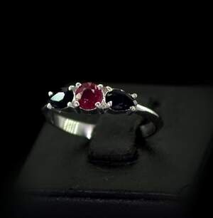 Срібна каблучка 925 проби 2,41 г з рожевим кенійським Рубіном класу АААА та шрі-ланкійськими сапфірами класу АААА 1,89 карат Срібна каблучка 925 проби 2,41 г з рожевим кенійським Рубіном класу АААА та шрі-ланкійськими сапфірами класу АААА 1,89 карат