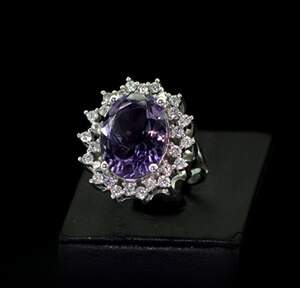 Срібна каблучка 925 проби 7,5 г з африканським Аметистом та фіанітами 8,85 карат Срібна каблучка 925 проби 7,5 г з африканським Аметистом та фіанітами 8,85 карат