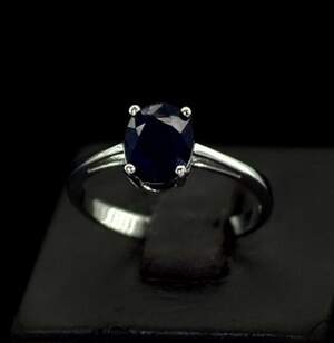 Срібна каблучка 925 проби 2,12 г зі шрі-ланкійським Сапфіром класу АААА 2,27 карат Срібна каблучка 925 проби 2,12 г зі шрі-ланкійським Сапфіром класу АААА 2,27 карат