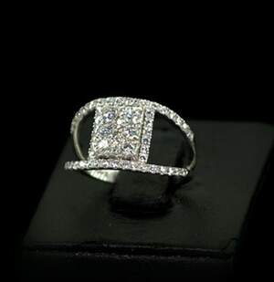 Серебряное кольцо 925 пробы 2,35 г с белыми цирконами 1,45 карат Серебряное кольцо 925 пробы 2,35 г с белыми цирконами 1,45 карат