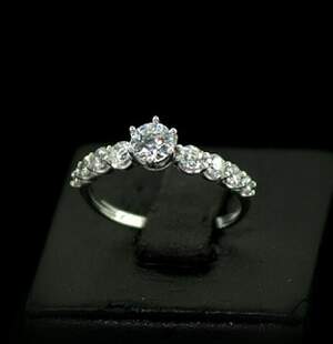 Серебряное кольцо 925 пробы 1,6 г с белыми цирконами 1,85 карат Серебряное кольцо 925 пробы 1,6 г с белыми цирконами 1,85 карат