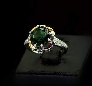 Серебряное кольцо 925 пробы с позолотой 375 пробы 4,85 г с цирконами 6,8 карат Серебряное кольцо 925 пробы с позолотой 375 пробы 4,85 г с цирконами 6,8 карат