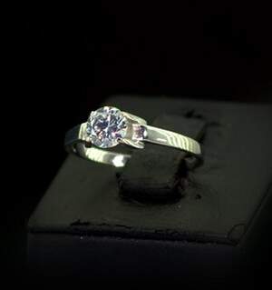 Серебряное кольцо 925 пробы 1,63 г с белым цирконом 1,45 карат Серебряное кольцо 925 пробы 1,63 г с белым цирконом 1,45 карат