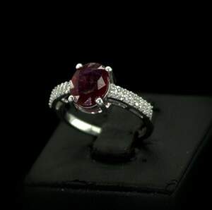 Серебряное кольцо 925 пробы 3,22 г с африканским Роял Рубіном класса АААА и цирконами 3,49 карат Серебряное кольцо 925 пробы 3,22 г с африканским Роял Рубіном класса АААА и цирконами 3,49 карат