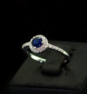 Серебряное кольцо 925 пробы 2,3 г со шри-ланкийским Сапфіром класса АААА и цирконами 0,98 карат Серебряное кольцо 925 пробы 2,3 г со шри-ланкийским Сапфіром класса АААА и цирконами 0,98 карат