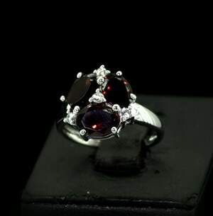 Срібна каблучка 925 проби 3,17 г з мозамбікськими Гранатами та цирконами 3,8 карат