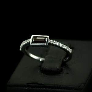 Срібна каблучка 925 проби 1,62 г з мозамбікським Гранатом та цирконами 0,71 карат