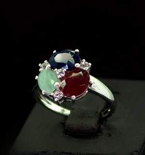 Срібна каблучка 925 проби 3,54 г зі шрі-ланкійським Сапфіром, бразильським Смарагдом, африканським Роял Рубіном класу АААА та цирконами 2,03 карат