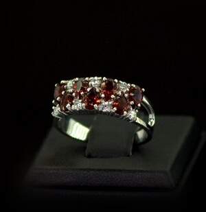 Серебряное кольцо 925 пробы 3,32 г с Гранатми и фианитами 2,2 карат Серебряное кольцо 925 пробы 3,32 г с Гранатми и фианитами 2,2 карат