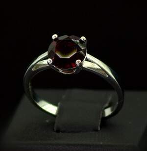 Серебряное кольцо 925 пробы 2,21 г с Гранатом 2,3 карат
