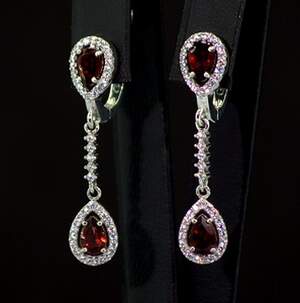 Серебряные серьги 925 пробы 5,01 г с Гранатами и фианитами 3,14 карат Серебряные серьги 925 пробы 5,01 г с Гранатами и фианитами 3,14 карат