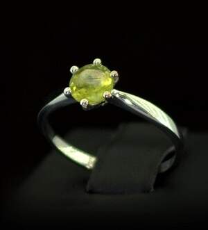 Серебряное кольцо 925 пробы 1,67 г с египетским Перидотом 0,78 карат Серебряное кольцо 925 пробы 1,67 г с египетским Перидотом 0,78 карат