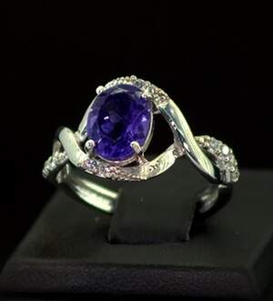 Серебряное кольцо 925 пробы 2,91 г с бразильским Аметистом и фианитами 1,85 карат Серебряное кольцо 925 пробы 2,91 г с бразильским Аметистом и фианитами 1,85 карат