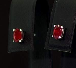 Серебряные серьги 925 пробы 2,59 гр. с голубыми шри-ланкийскими Сапфирами класса АААА, бразильскими Изумрудами класса АААА и африканскими Роял Рубинам Серебряные серьги 925 пробы 2,59 гр. с голубыми шри-ланкийскими Сапфирами класса АААА, бразильскими Изумрудами класса АААА и африканскими Роял Рубинам
