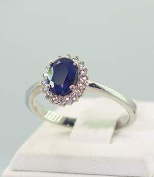 Серебряное кольцо 925 пробы 2,74 гр. с голубым шри-ланкийским Сапфиром класса АААА и топазами из США 2,14 карат Серебряное кольцо 925 пробы 2,74 гр. с голубым шри-ланкийским Сапфиром класса АААА и топазами из США 2,14 карат