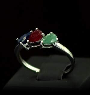 Серебряное кольцо 925 пробы 1,75 гр. с голубыми шри-ланкийскими Сапфирами класса АААА, бразильскими Изумрудами класса АААА и африканскими Роял Рубинам Серебряное кольцо 925 пробы 1,75 гр. с голубыми шри-ланкийскими Сапфирами класса АААА, бразильскими Изумрудами класса АААА и африканскими Роял Рубинам