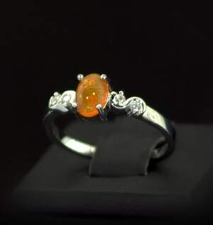Серебряное кольцо 925 пробы 2,18 гр. с огненным эфиопским Опалом класса АААА и топазами из США 0,71 карат Серебряное кольцо 925 пробы 2,18 гр. с огненным эфиопским Опалом класса АААА и топазами из США 0,71 карат